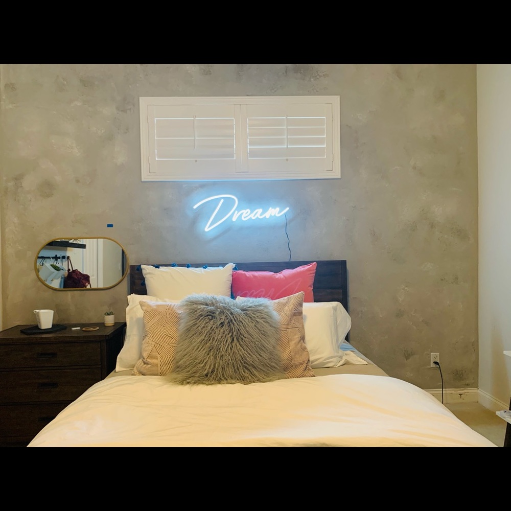 COPY - Dream neon sign white Iight.